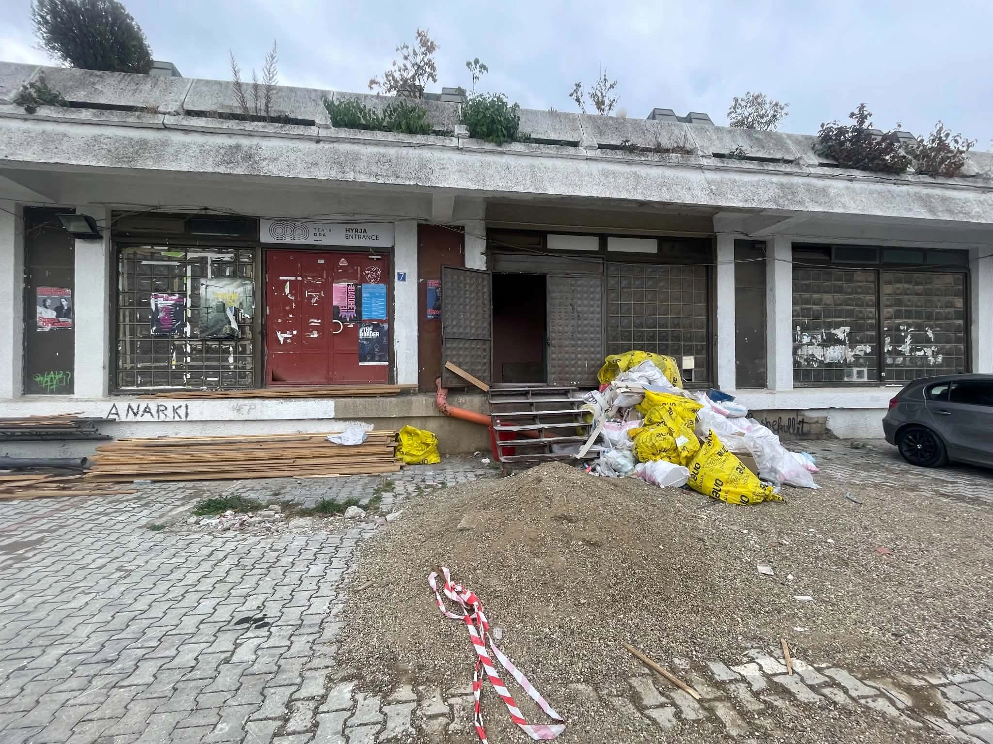Rinovimi i teatrit “Oda”, i vendosur në kompleksin e Pallatit të Rinisë dhe Sporteve, ka nisur në verën e vitit të kaluar, por përfundimi i tij mbetet larg
