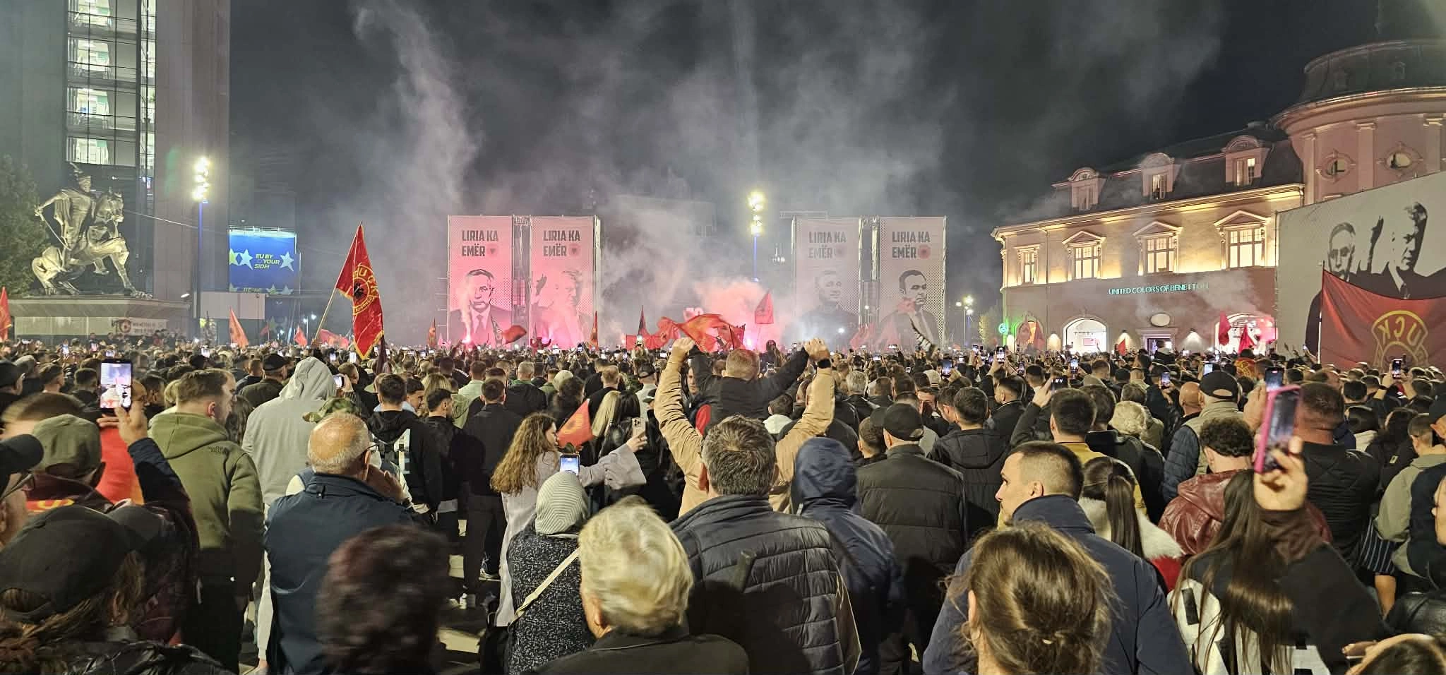 “UÇK-ja s’është e partive” - Edhe nata e 11-të e protestave mbush sheshin