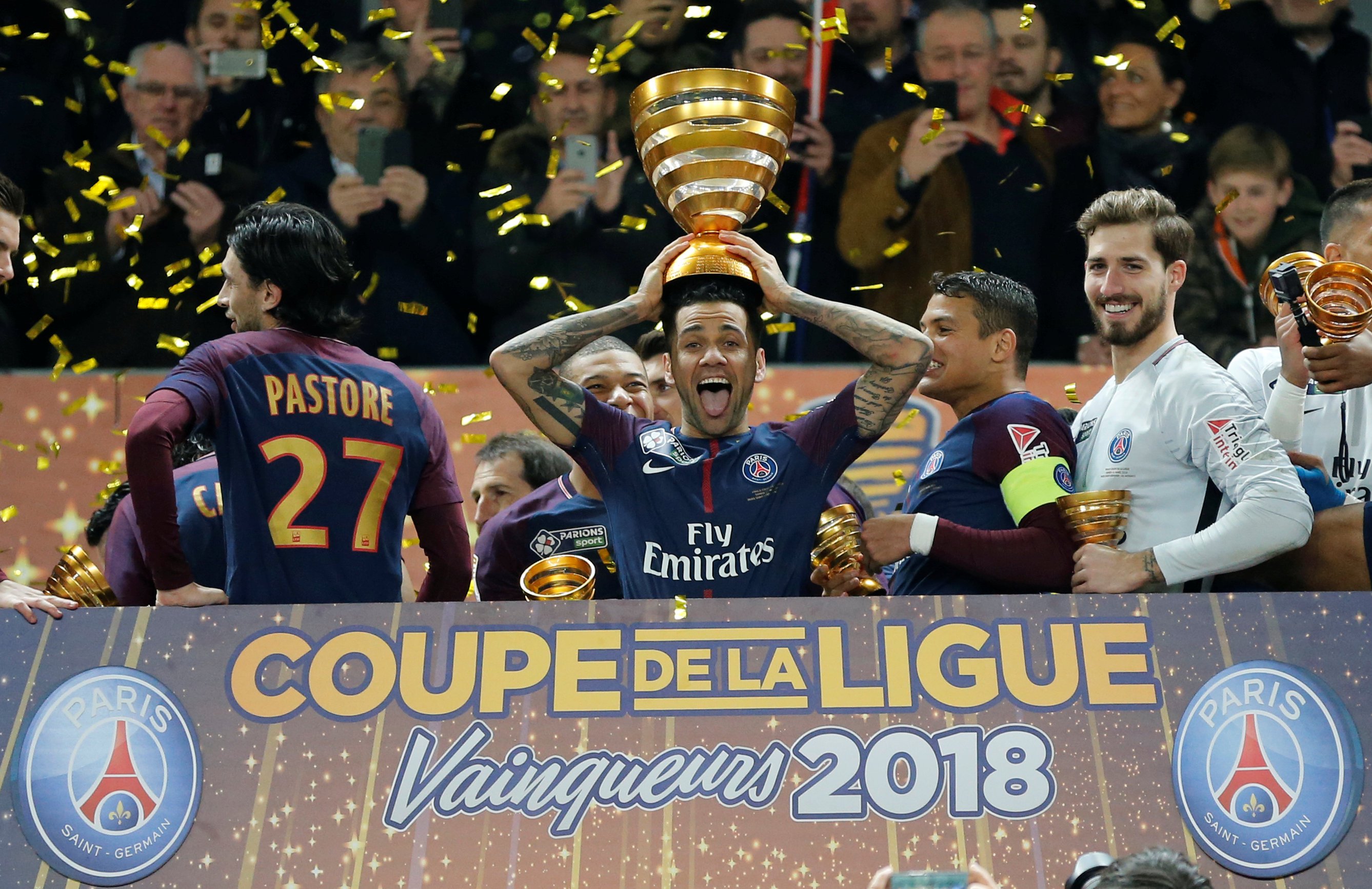 Alves bëhet futbollisti me më së shumti trofe në histori