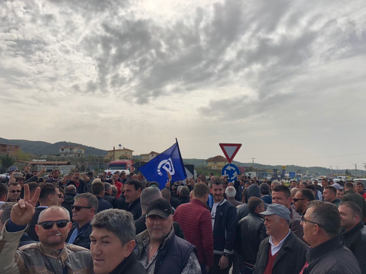 Opozita bllokon rrugët, paralizon Shqipërinë me mosbindjen civile