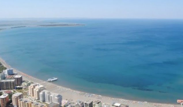 Paralajmëron dënime për hotelet që ndotin detin shqiptar