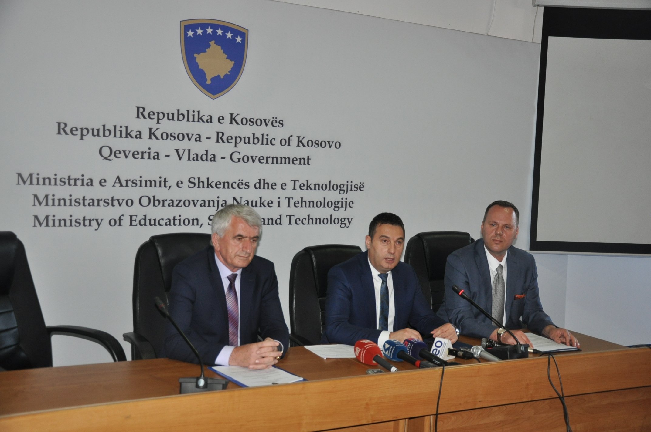 MASHT është në fazën finale të shpalljes së konkursit për tekstet e reja shkollore