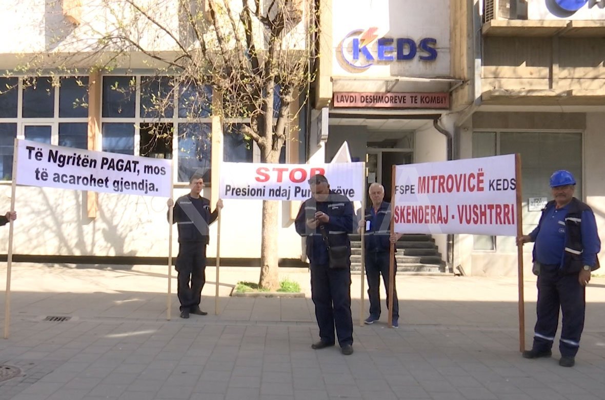 Punëtorë të KEDS-it në Mitrovicë protestojnë kundër largimit nga puna