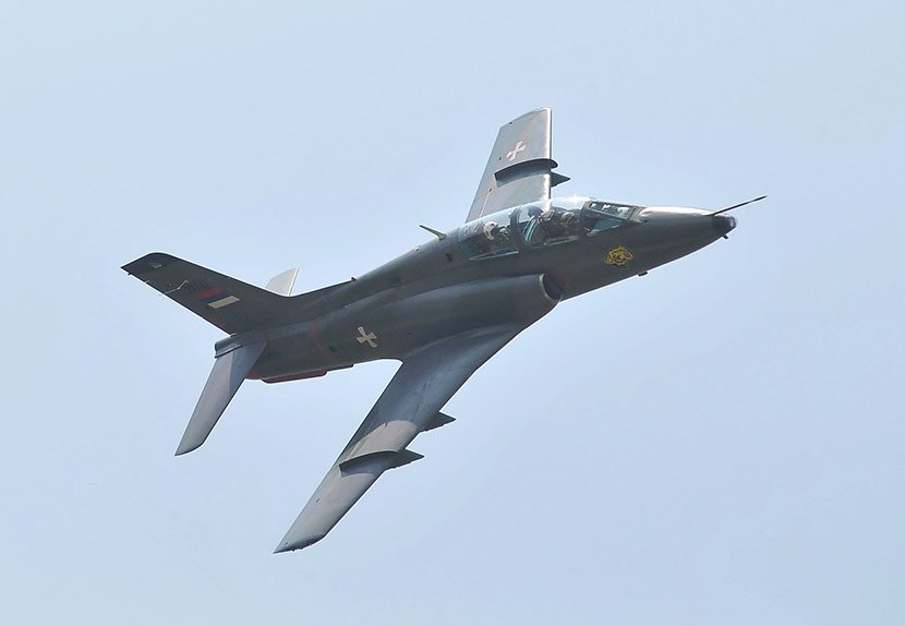 Në avionin e rrëzuar ushtarak të Serbisë, njëri pilot ka vdekur