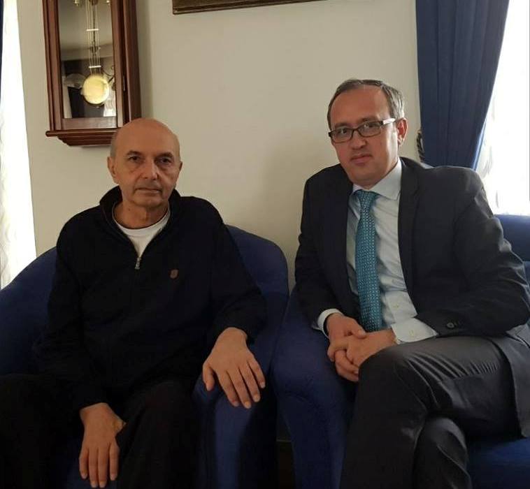 Hoti poston foto me Mustafën: Na presin shumë punë
