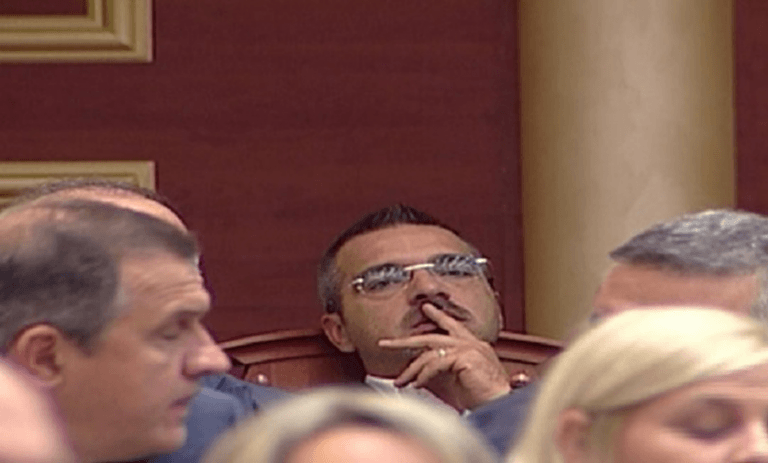 Saimir Tahiri rikthehet si deputet i pavarur në Kuvendin e Shqipërisë