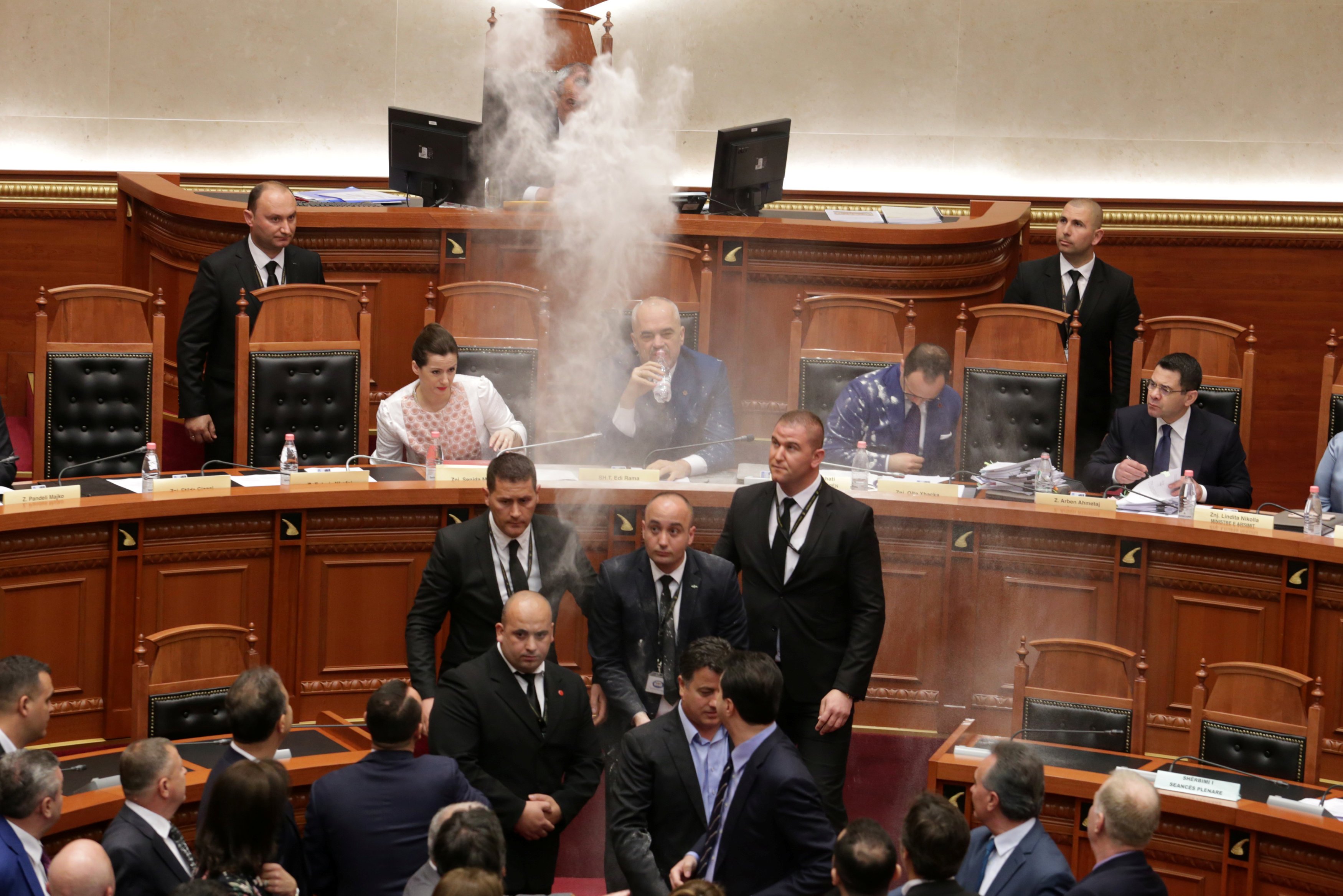 Bushati dhe gjashtë deputetë të opozitës përjashtohen për dhjetë ditë nga Kuvendi