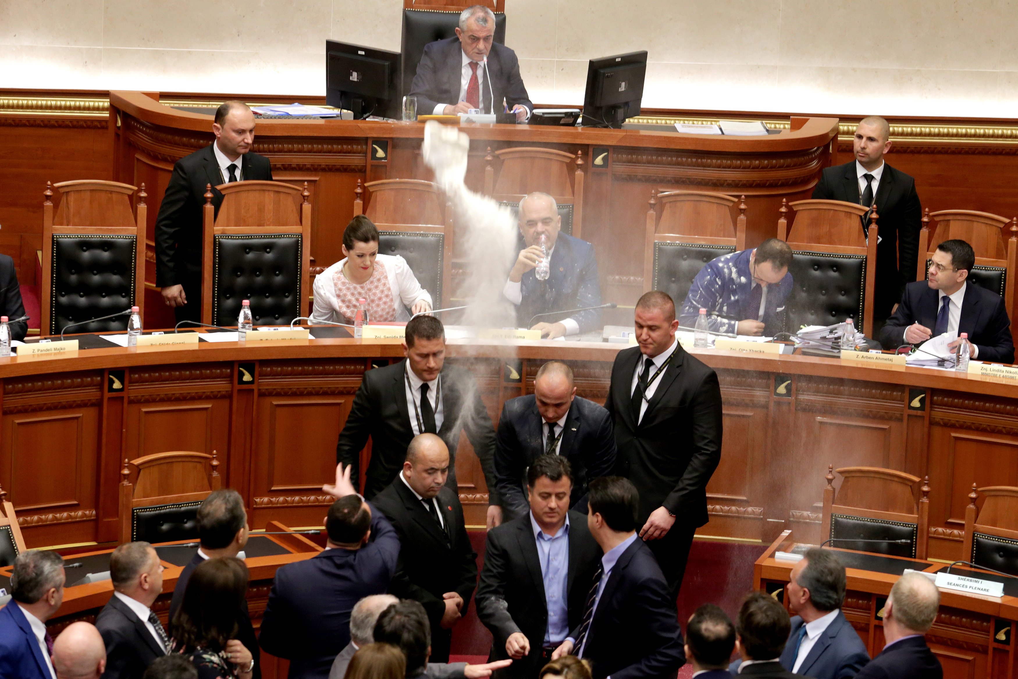 Opozita hedh me miell e vezë Ramën në Kuvend, ministrat e tij kundërpërgjigjen me ujë