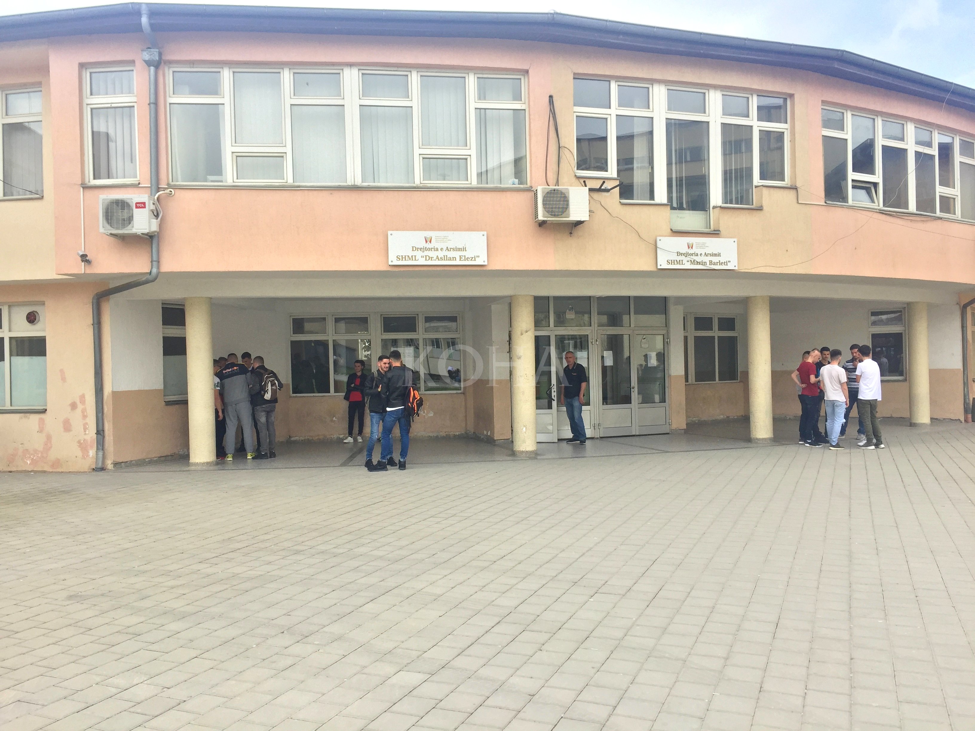 Dy nxënës trajtohen në spital, policia heton shkaktarin e rrezikut të përgjithshëm