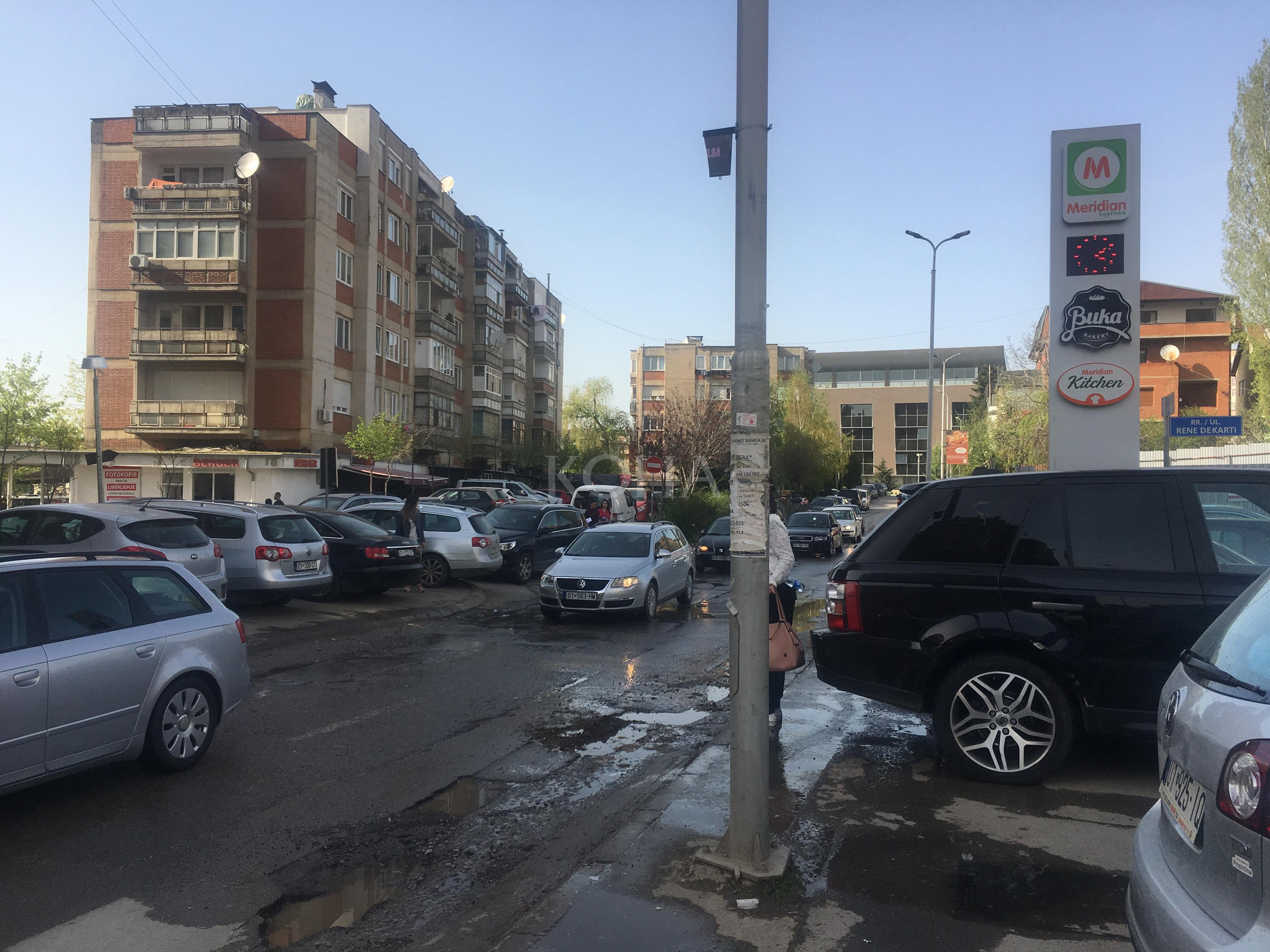 Shpërthen kanalizim në rrugën “Ali Pashë Tepelena”, këmbësorët s’kanë kah t’ia mbajnë
