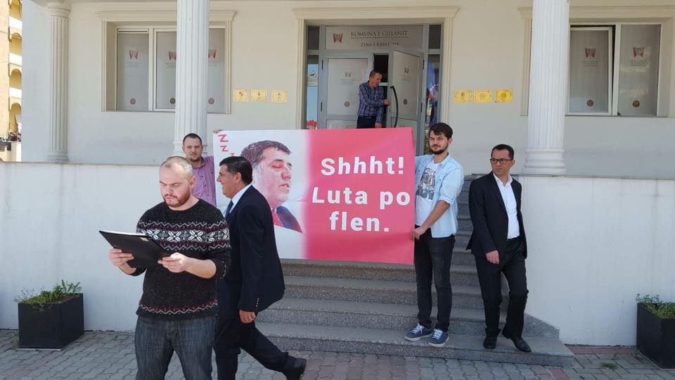 VV-ja me një aksion simbolik akuzon kryetarin për pasivitet në qeverisje