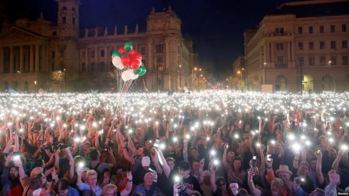 100 mijë hungarezë në shesh kundër Orbanit të sapo rizgjedhur kryeministër