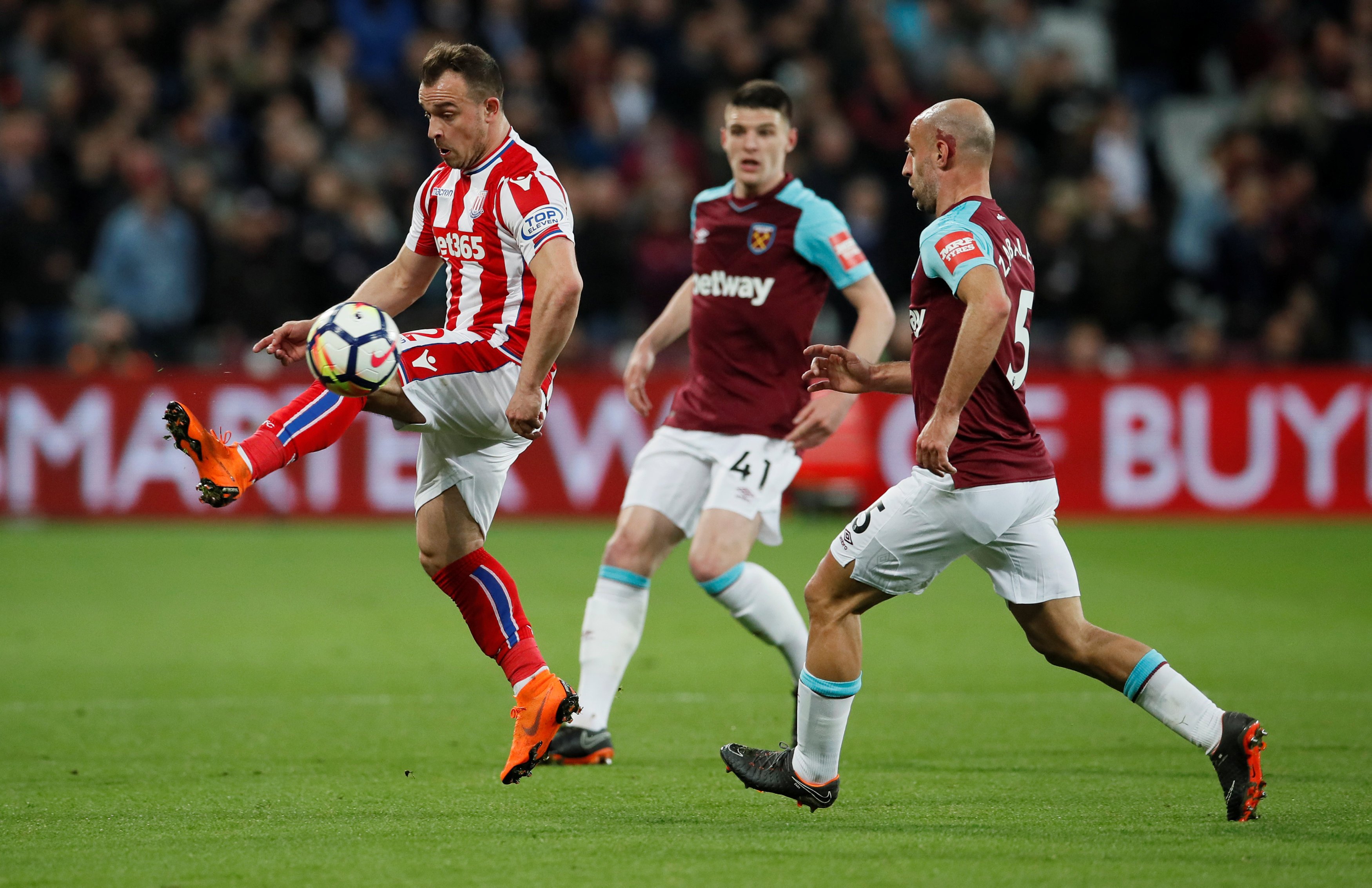Stoke i Shaqirit barazon, zbeh gjasat për mbijetesë