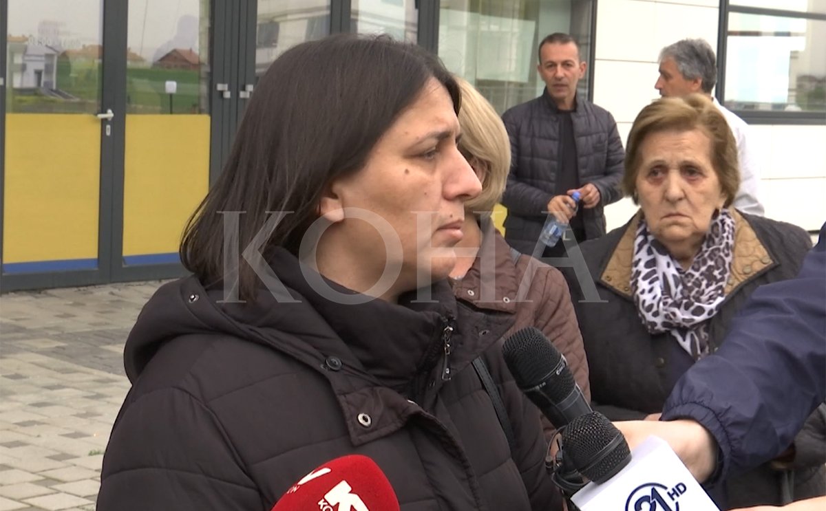 Nëna e Aulon Zekës flet pas vendimit të Gjykatës për dënimin e tre të miturve