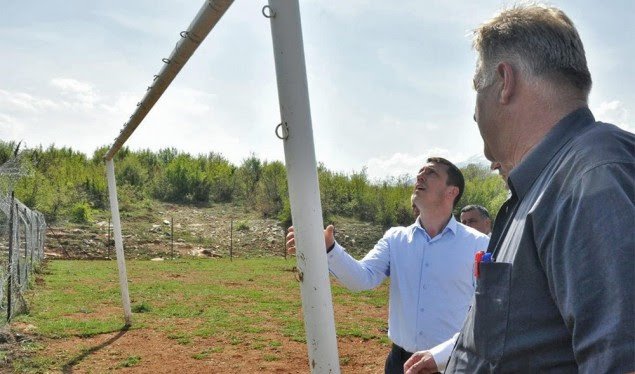 Qeveria mbështet fshatin Gjonaj për fushën sportive