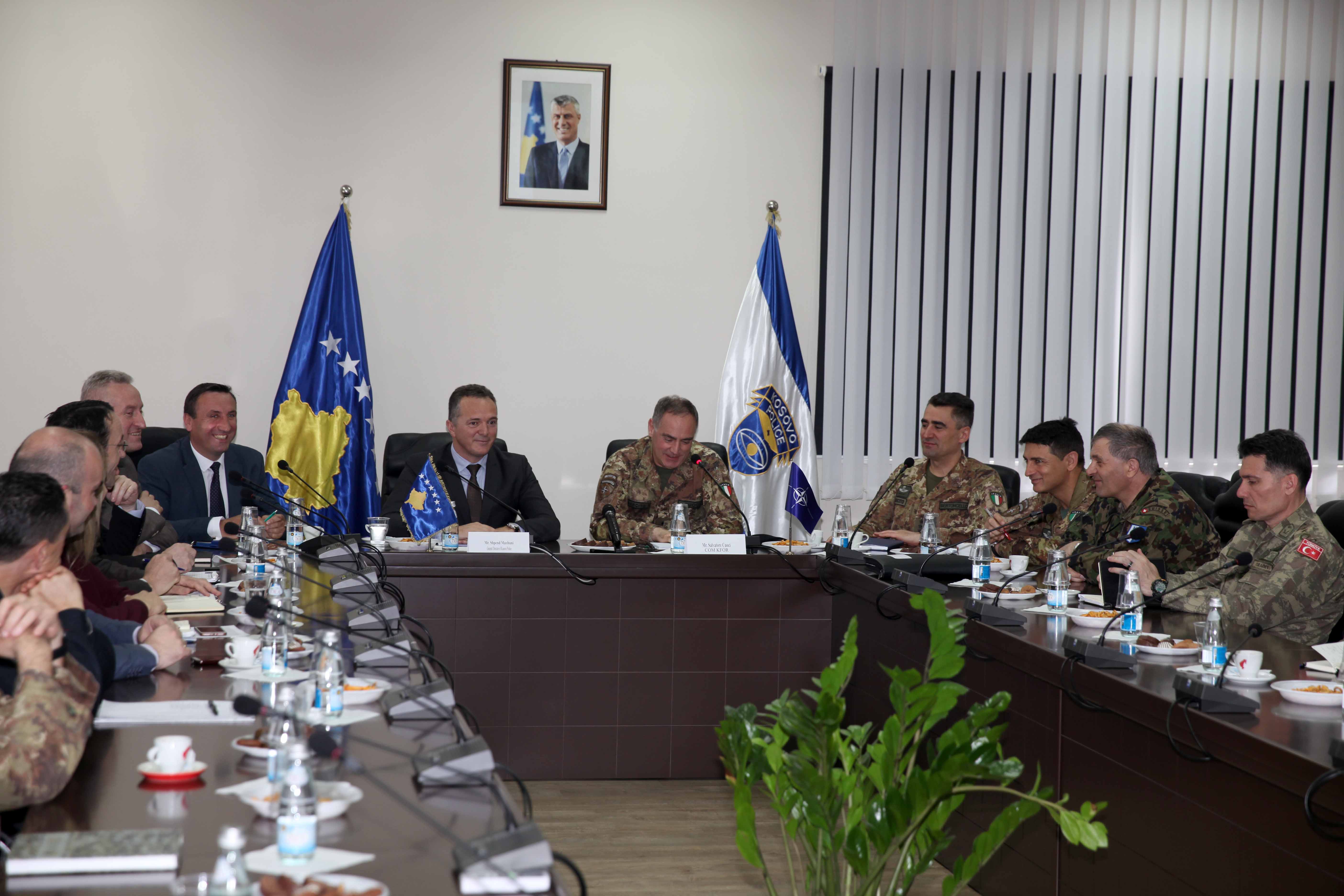 Gjenerali i KFOR-it lavdëroi punën e Policisë së Kosovës, premtoi mbështetje
