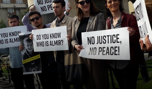 Mogherini në Kuvendin e Maqedonisë, shqiptarët protestojnë për Almirin
