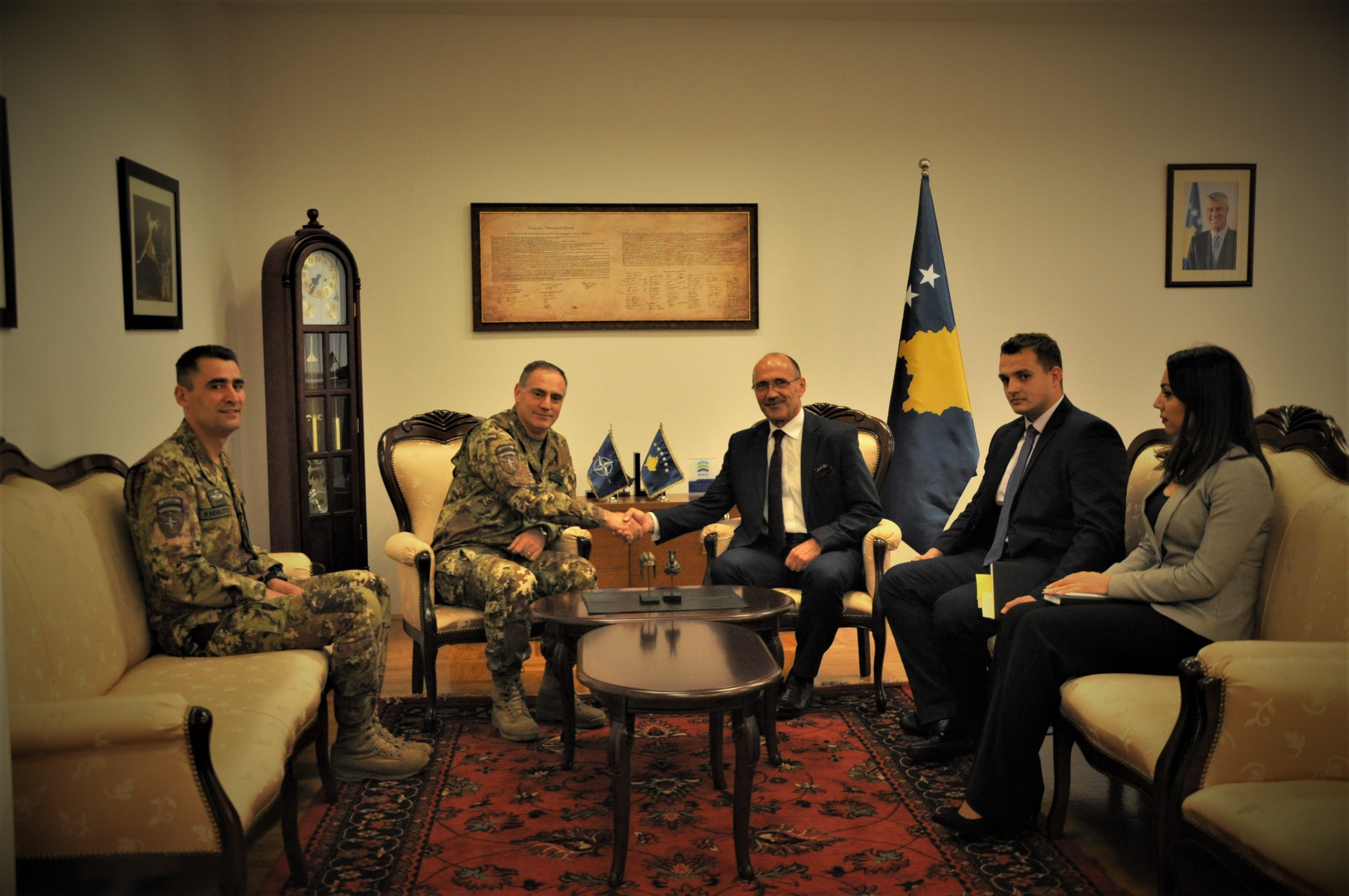 Gashi në takim me komandantin e KFOR-it, vlerësojnë se gjendja në Kosovë është e qetë