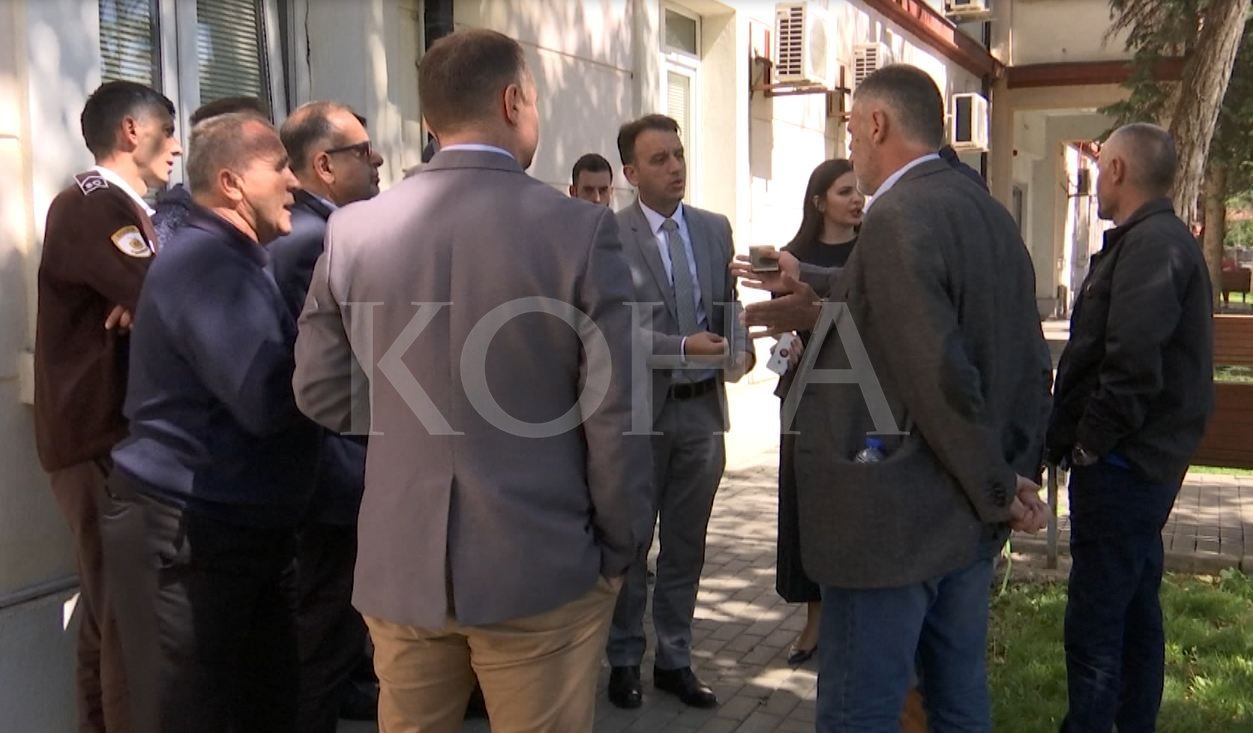 Pacientët me transplant të veshkave protestojnë para MSH-së, Ismaili lavdërohet për punë