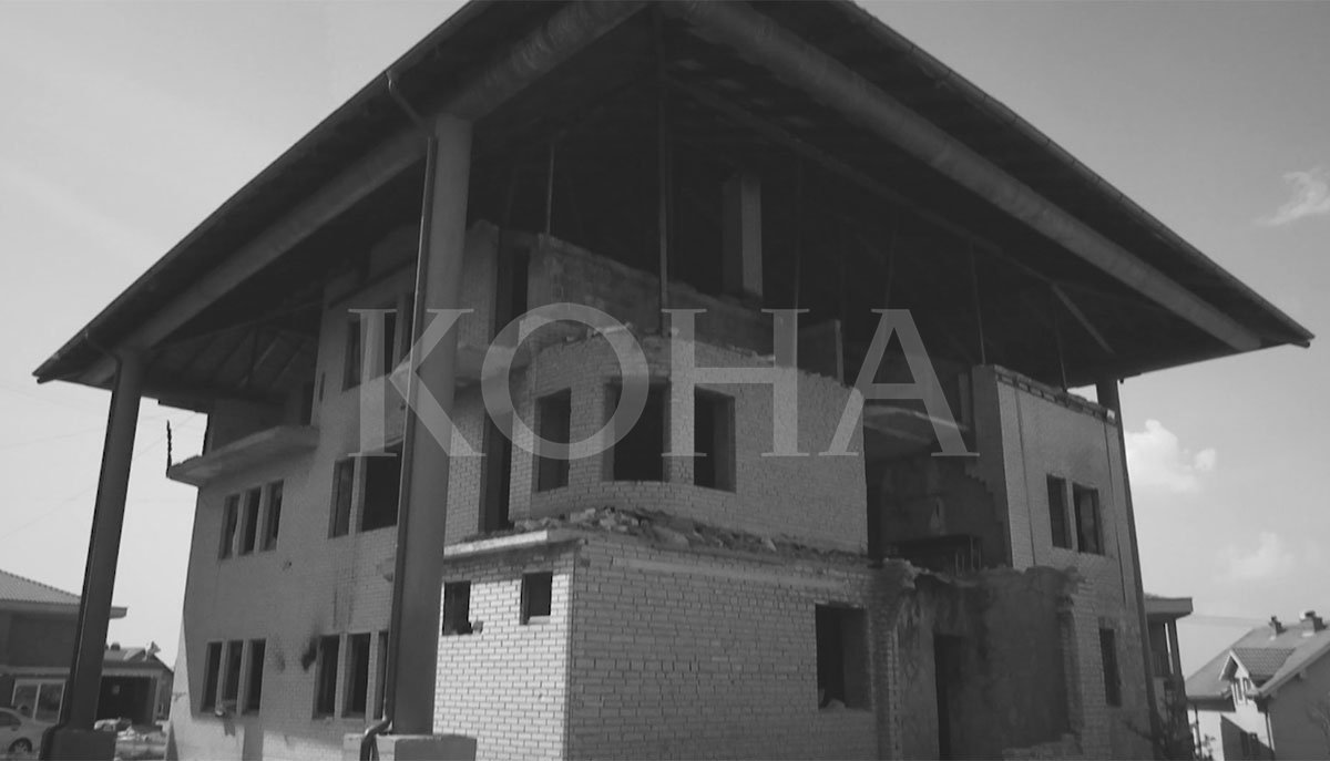 Shtëpia shkollë në “Kodër të Trimave” po shkatërrohet, Komuna hesht e Ministria premton 