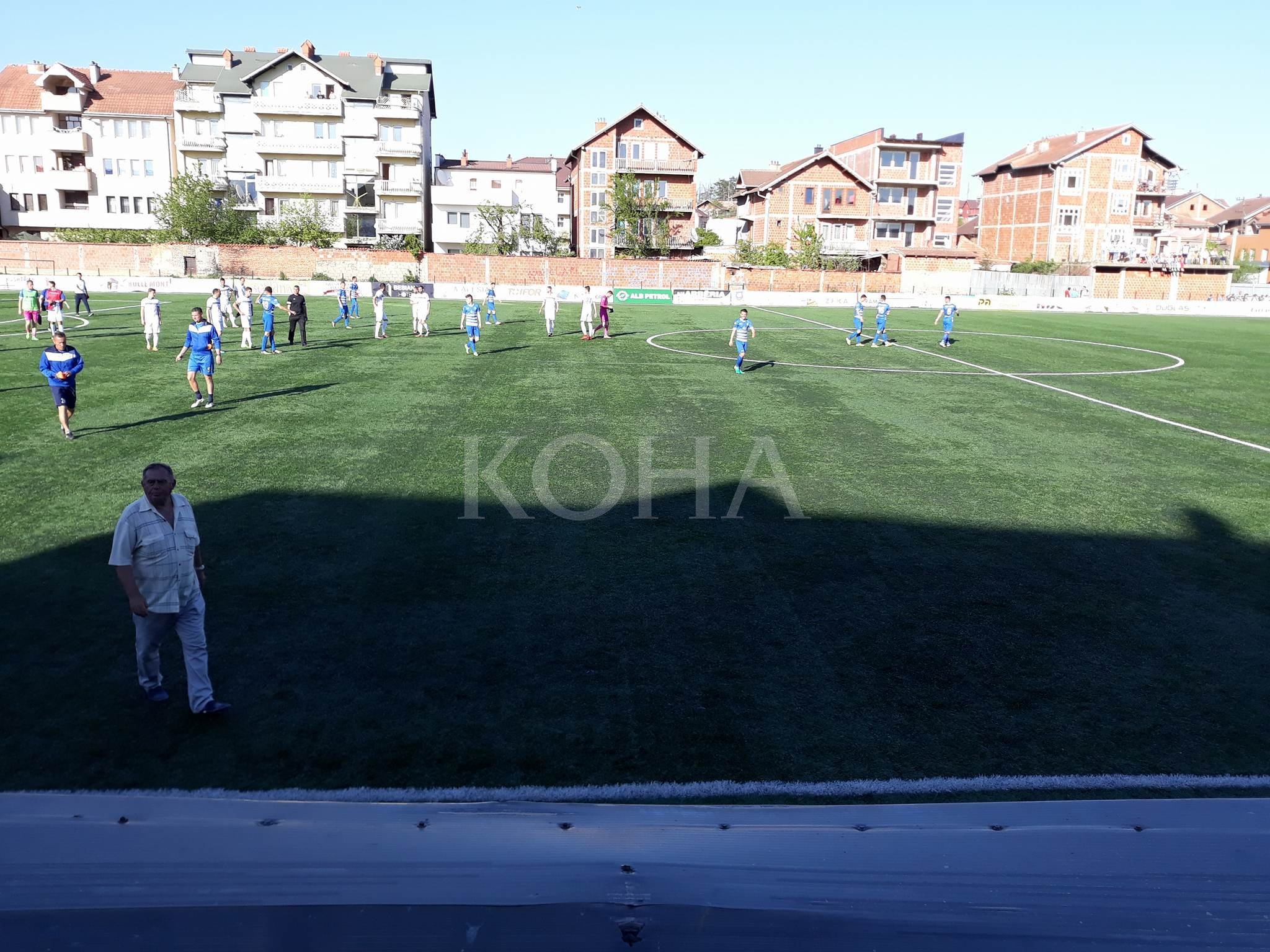 Largohen nga stadiumi tifozët e Llapit, lojtarët kthehen në fushë
