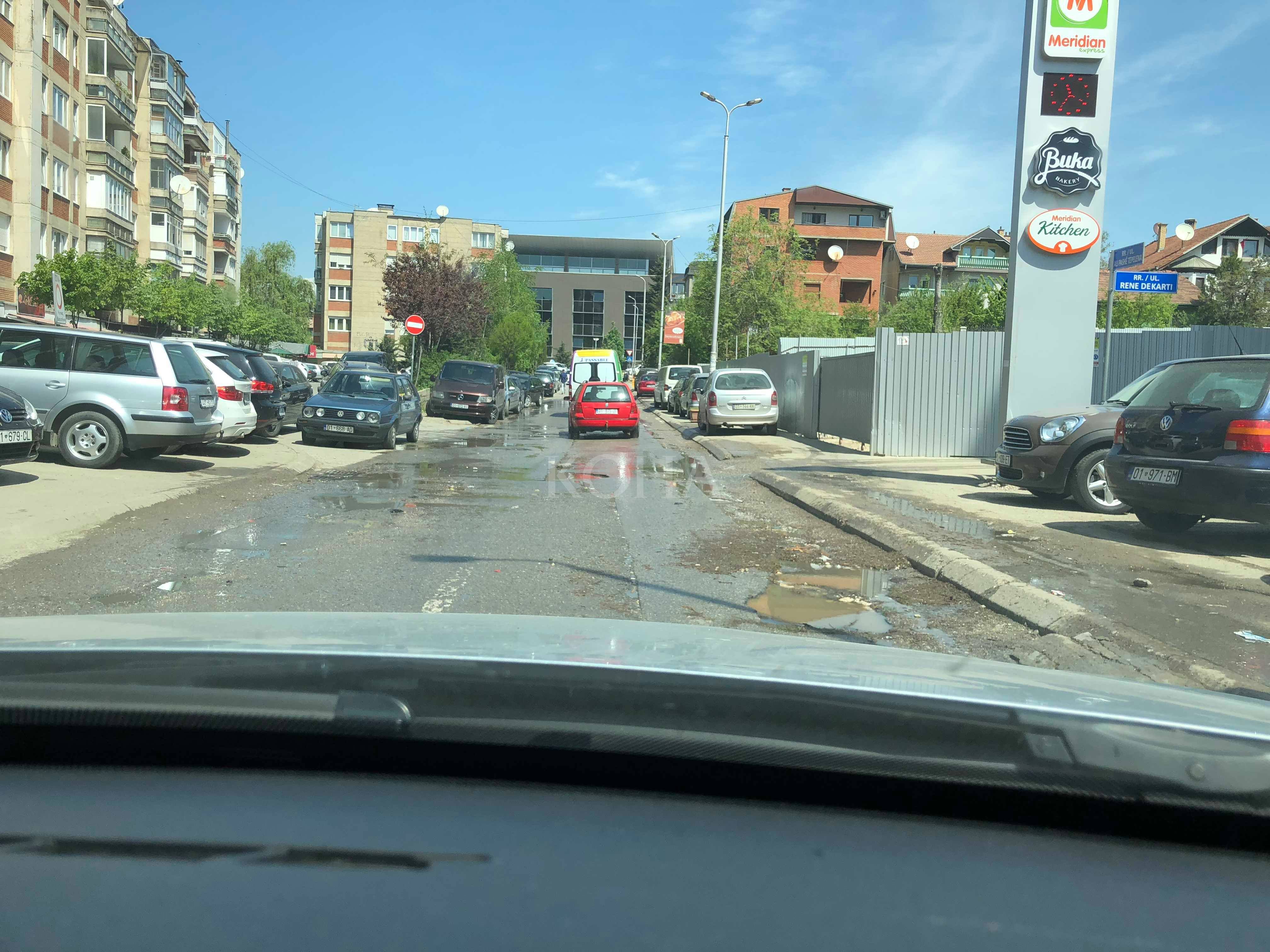 Një rrugë në qendër të Prishtinës me kundërmim të vazhdueshëm, komuna pa zgjidhje momentale