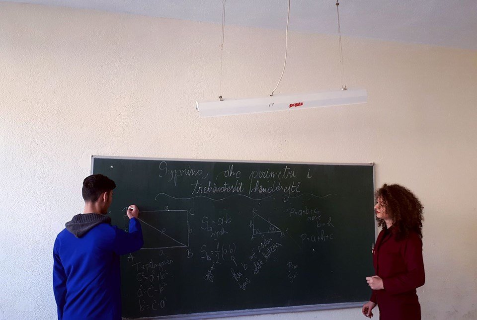 S`ka buxhet për rregullimin e defekteve në pullazin e gjimnazit “Ukshin Hoti” në Krushë të Madhe