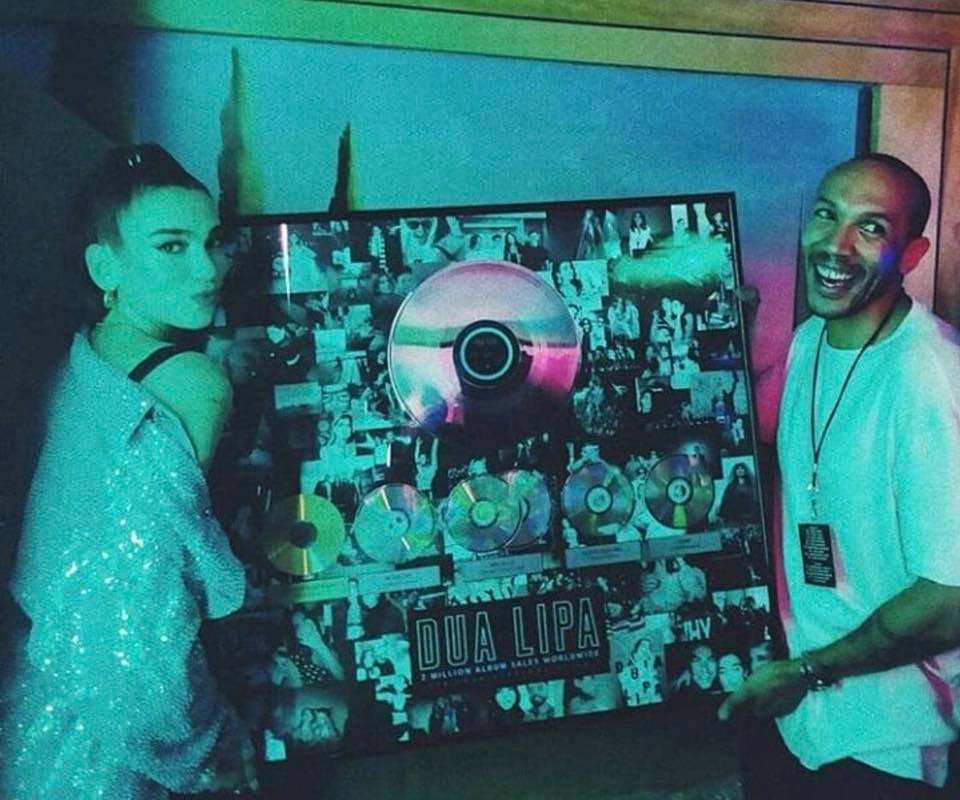 Dua Lipa shet 2 milionë kopje të albumit debutues