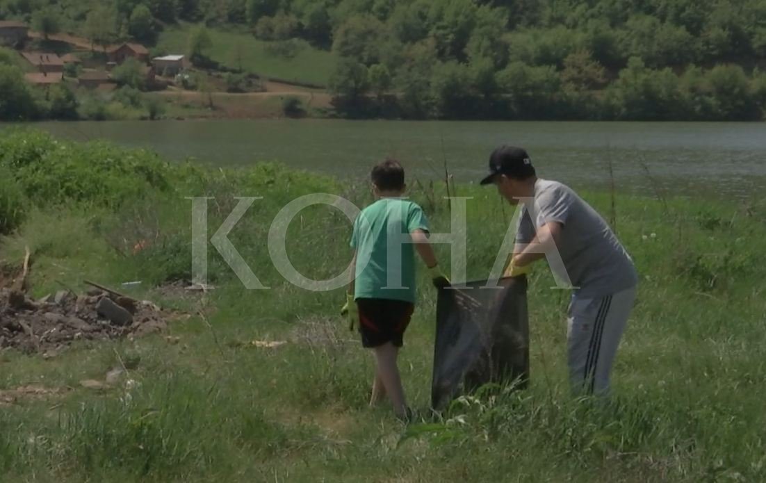 Fshatarët dhe OJQ-të pastrojnë liqenin e Batllavës, mungojnë zyrtarët shtetërorë