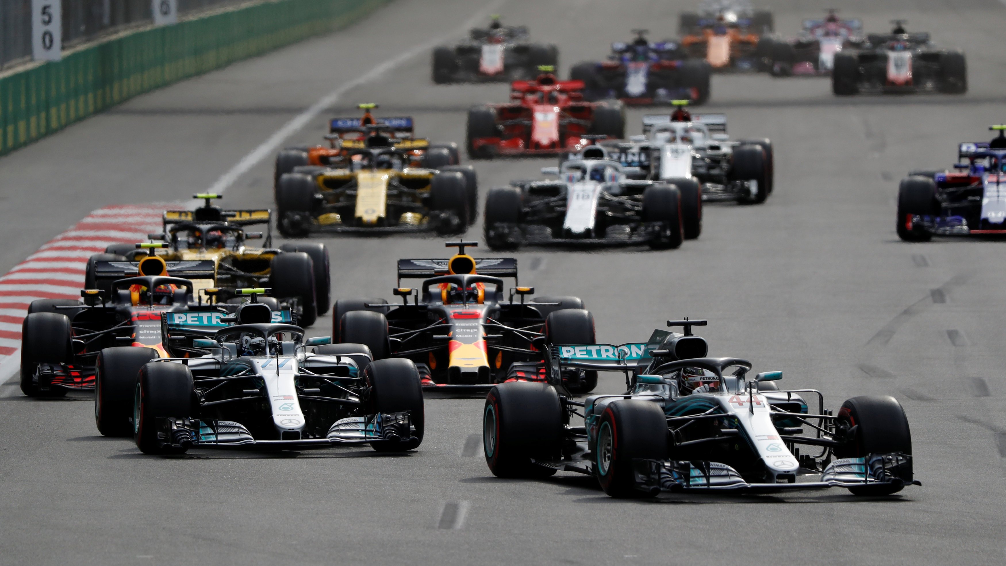 Hamilton triumfon në garën spektakolare në Baku