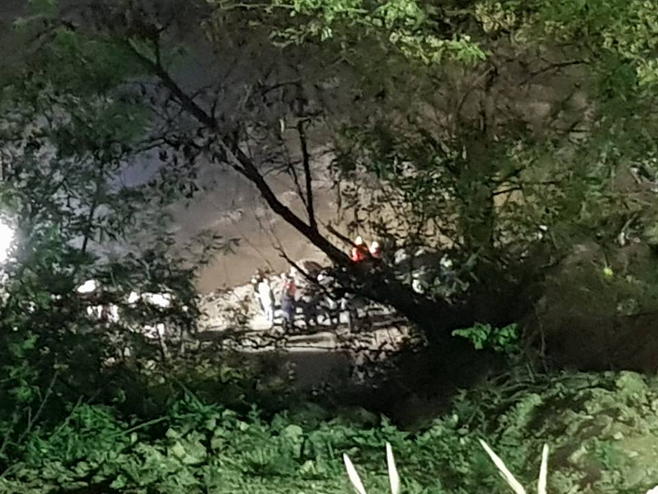 Bie vetura e policisë në lumin Lepenc, zhduken dy policë