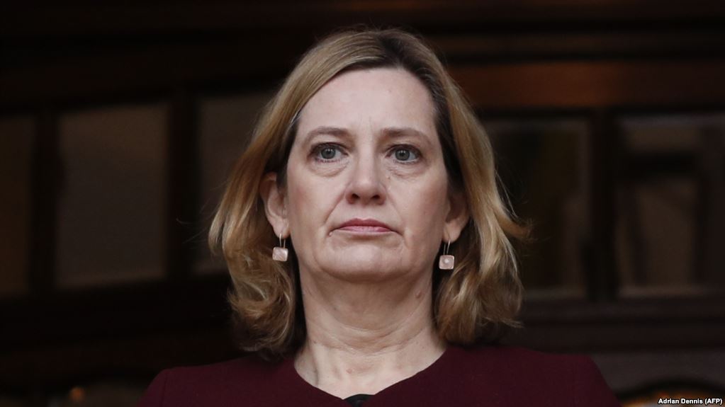 Jep dorëheqje ministrja e Brendshme britanike pas skandalit me imigrantët
