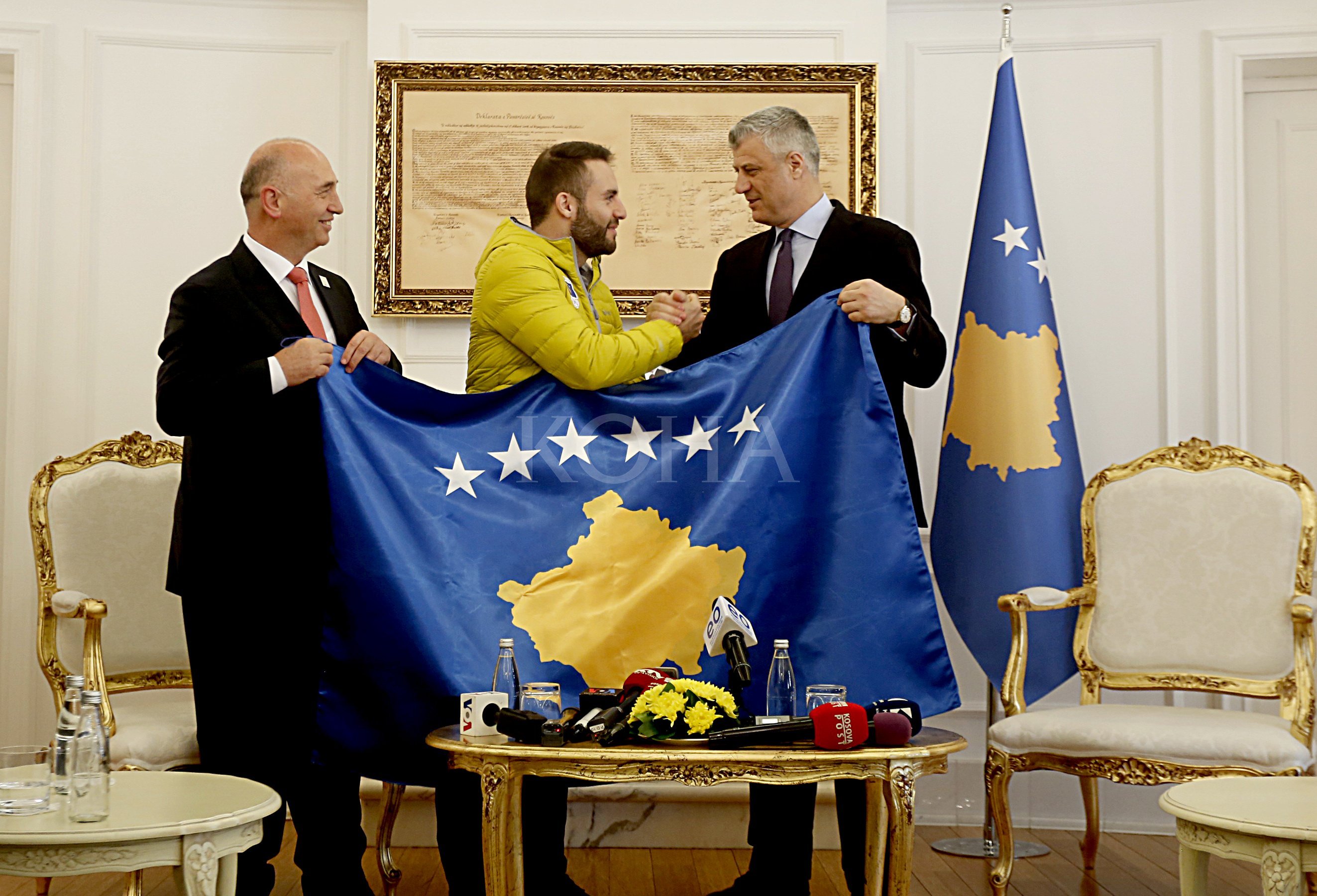 Thaçi ia dorëzon flamurin Albin Tahirit, beson në përfaqësim dinjitoz