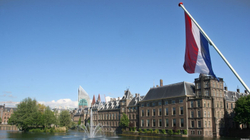 Holanda i jep fund izolimit katërmujor