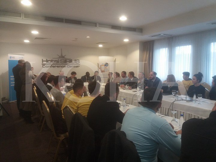 26 për qind e adoleshentëve në Kosovë shikojnë filma për të rritur