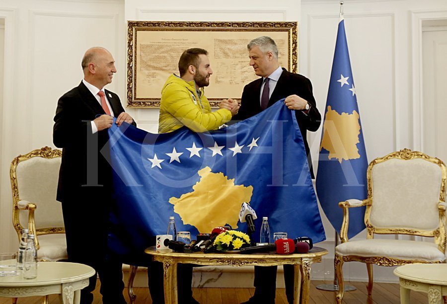 Skitari Tahiri merr flamurin e Kosovës, premton paraqitje të shkëlqyer