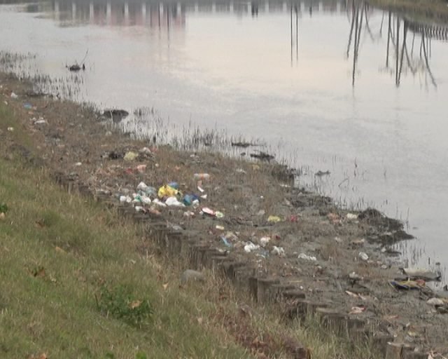 Fierza pranë pikës kritike, me ujin Drini sjell edhe mbeturina