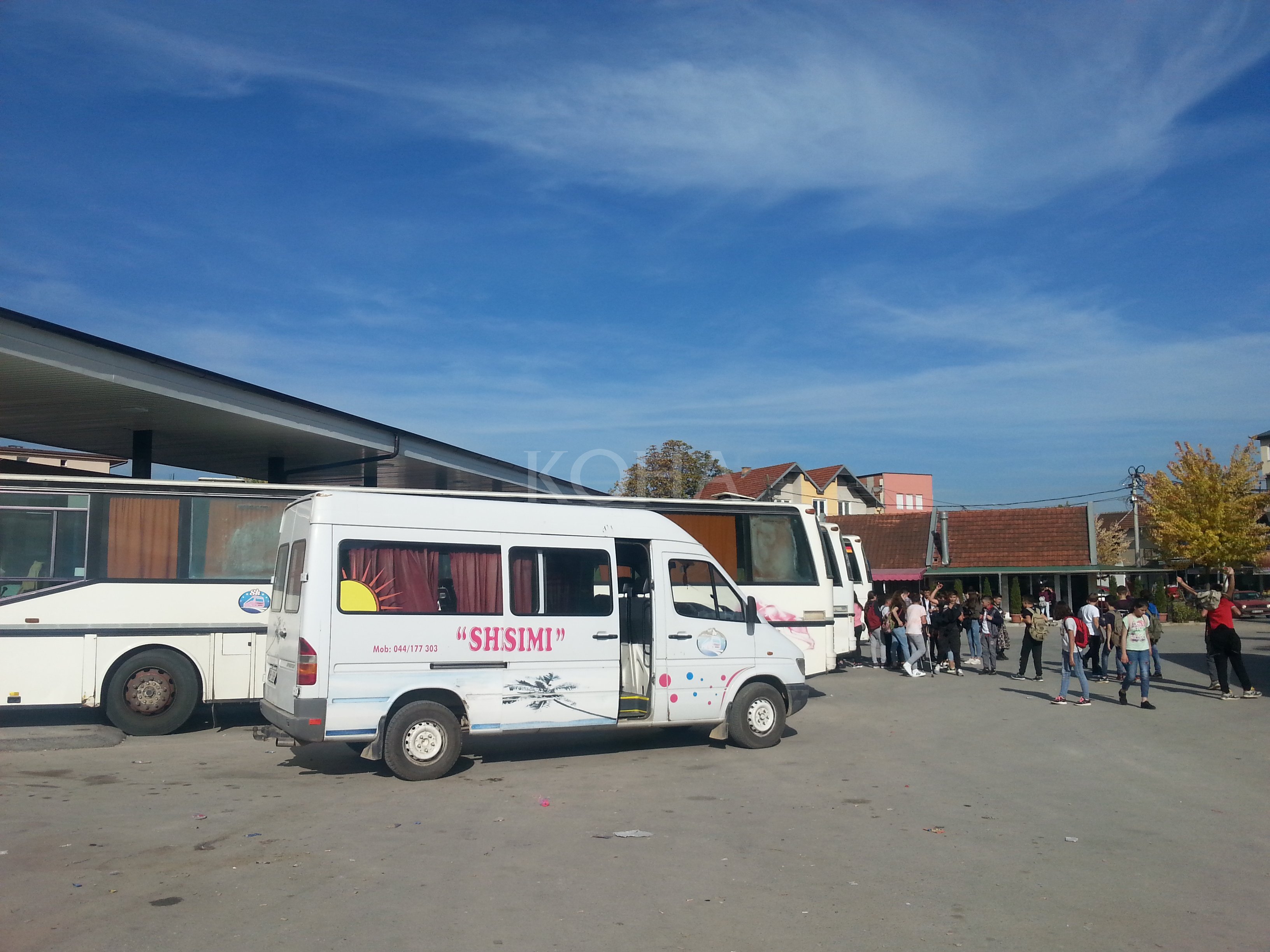 Dymbëdhjetë shkollarë të mesëm ndërpresin mësimin shkaku i transportit