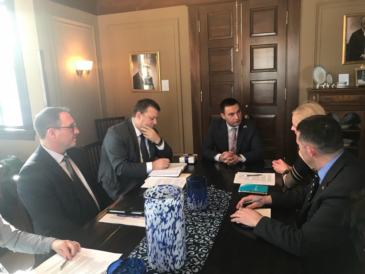 Ministri Bytyçi vizitoi dy universitete në Iowa, u kërkon bashkëpunim me ato të Kosovës