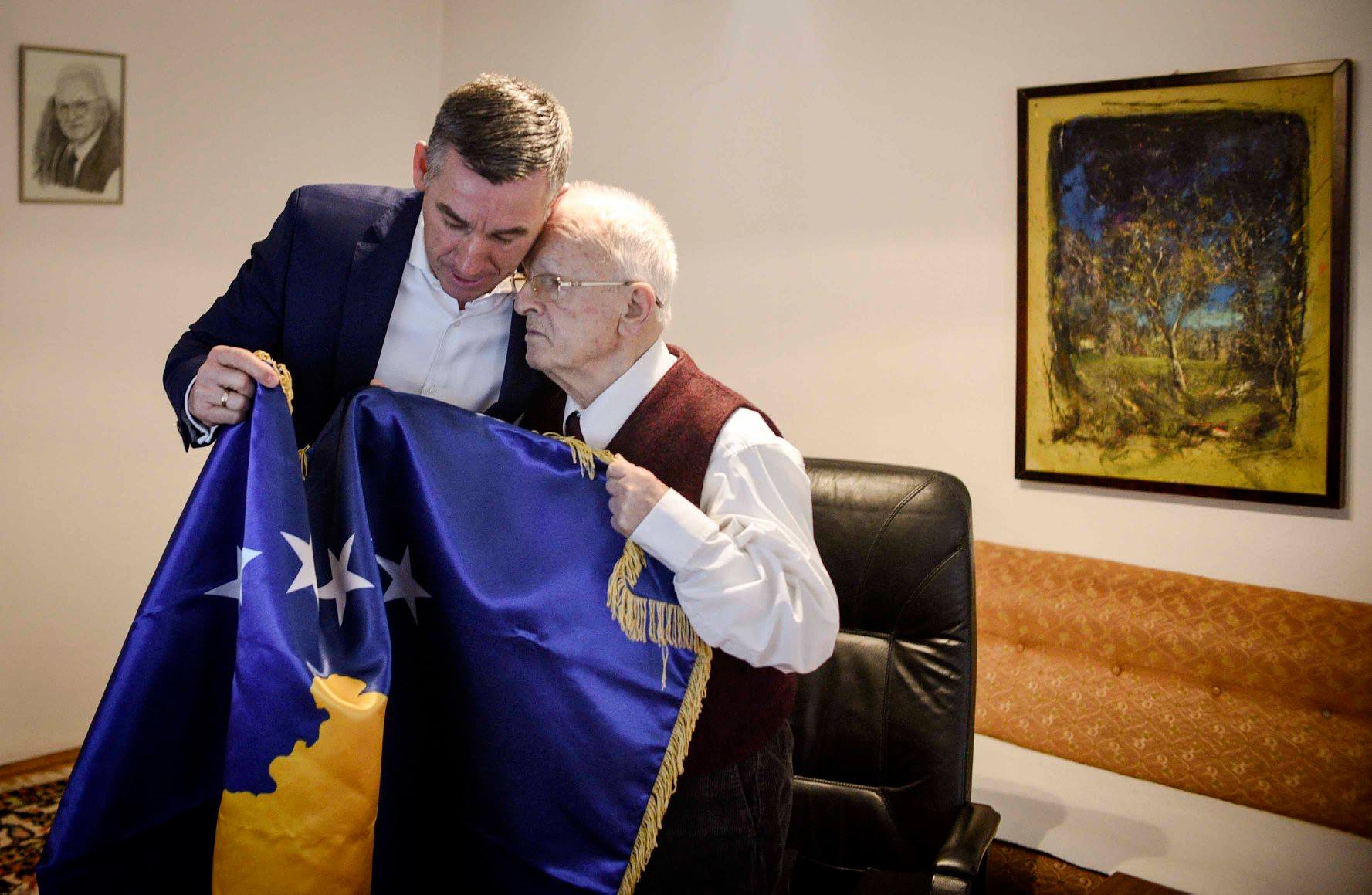 Në 10–vjetorin e Pavarësisë, Flamuri i Kosovës në shtëpinë e Demaçit