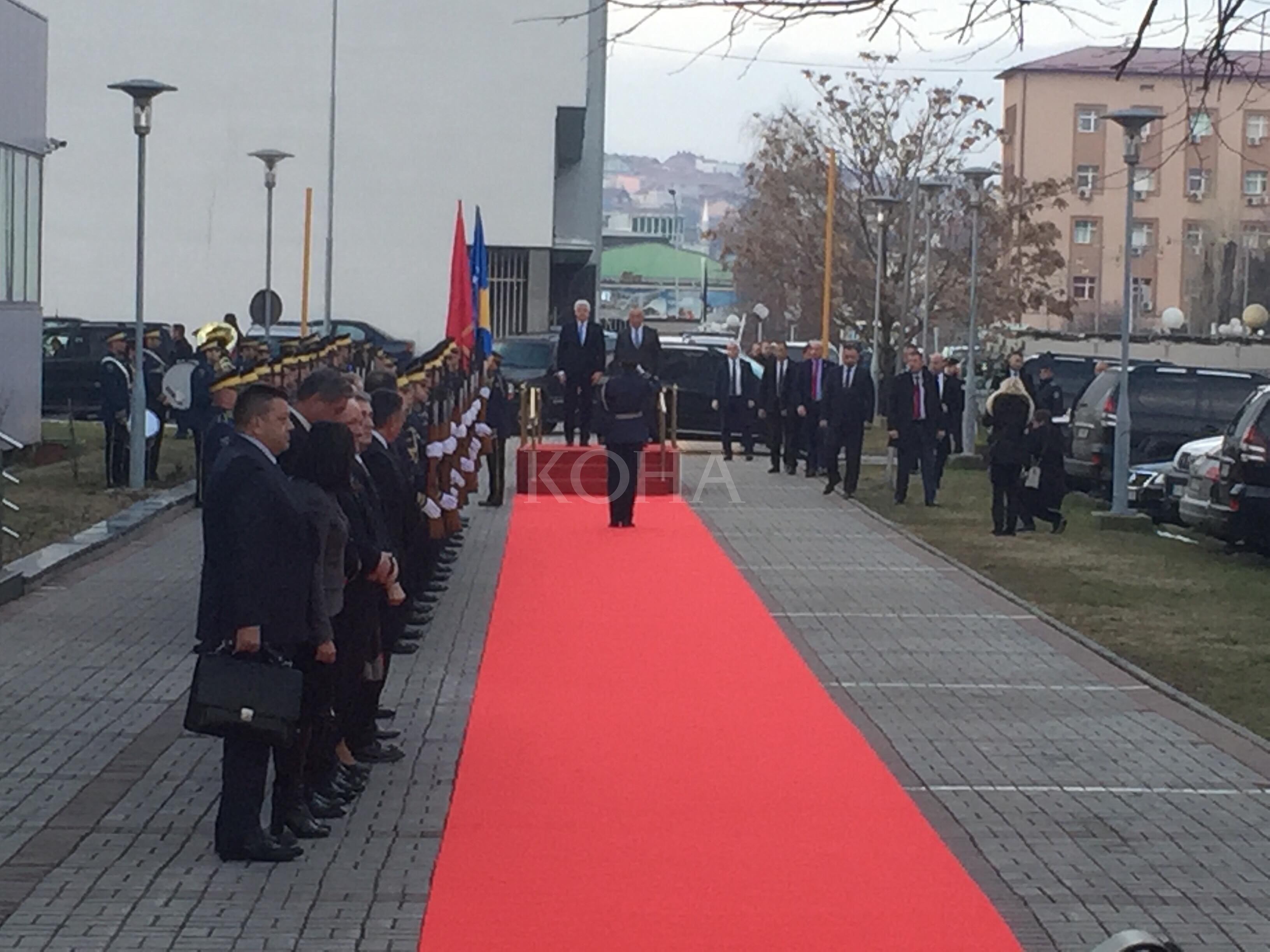 Kryeministri i Malit të Zi pritet me nderime të larta shtetërore