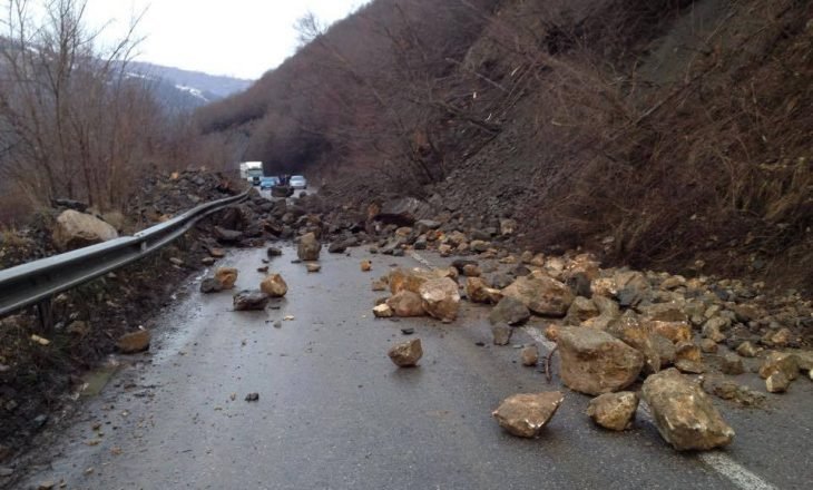 Rrëshqitje dheu në magjistralen Kaçanik-Han i Elezit, nuk ka të lënduar