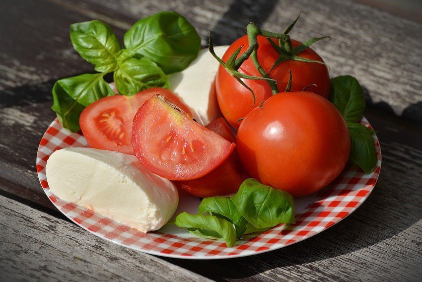 Tomatoes garlic and salmon for the health of female sexual organs