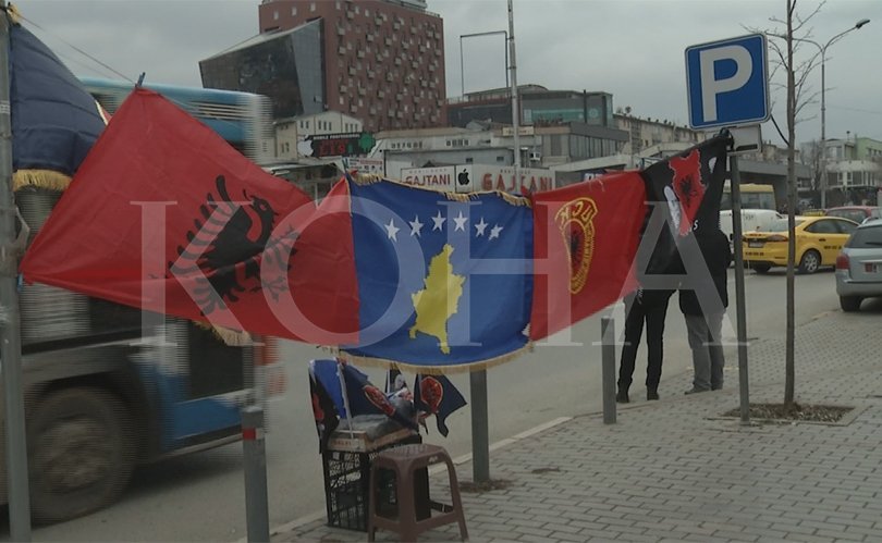 “Luftë flamujsh” edhe gjatë shitjes së tyre