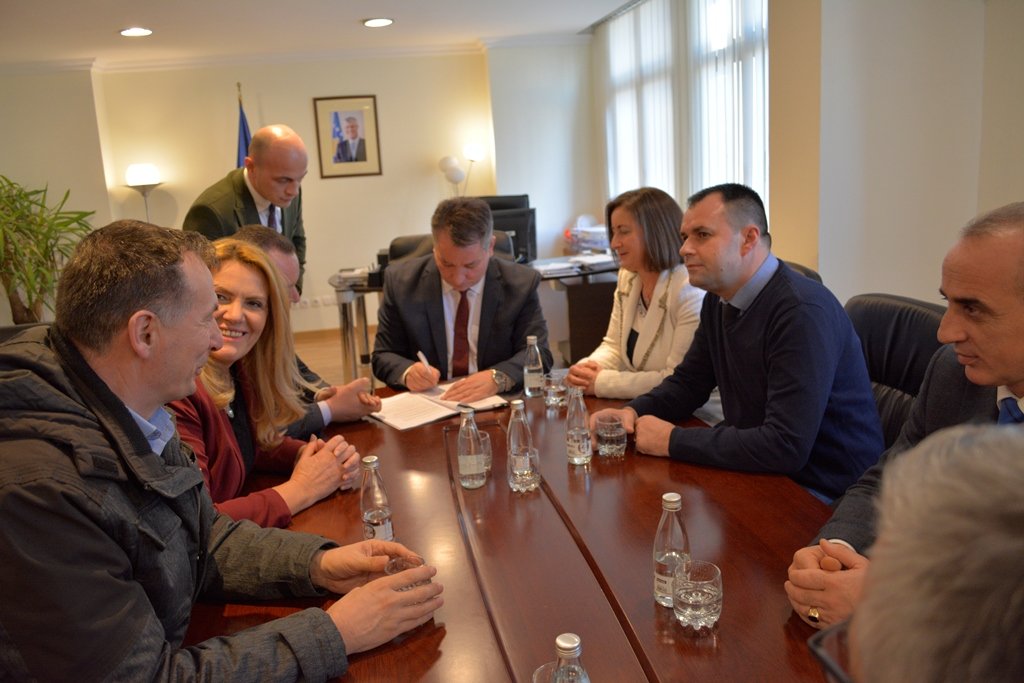 Në mars nis ndërtimi i rrugës Deçan-Plavë, ministri Lekaj nënshkruan kontratën