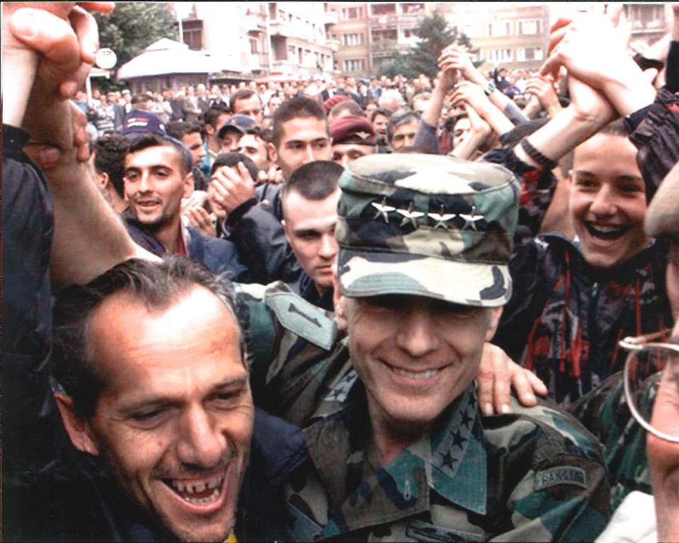 Clark uron 10 vjetorin e Pavarësisë së Kosovës me një foto në mes të shqiptarëve