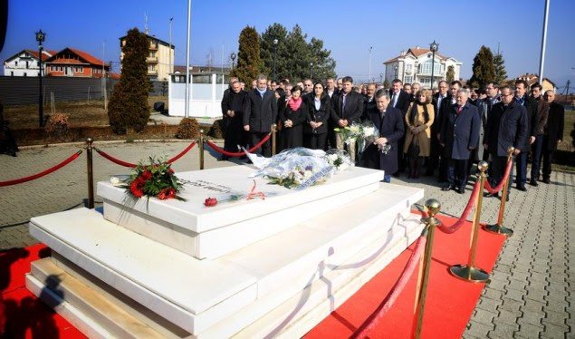 Anëtarë të LDK-së bëjnë homazhe te varri i Rugovës
