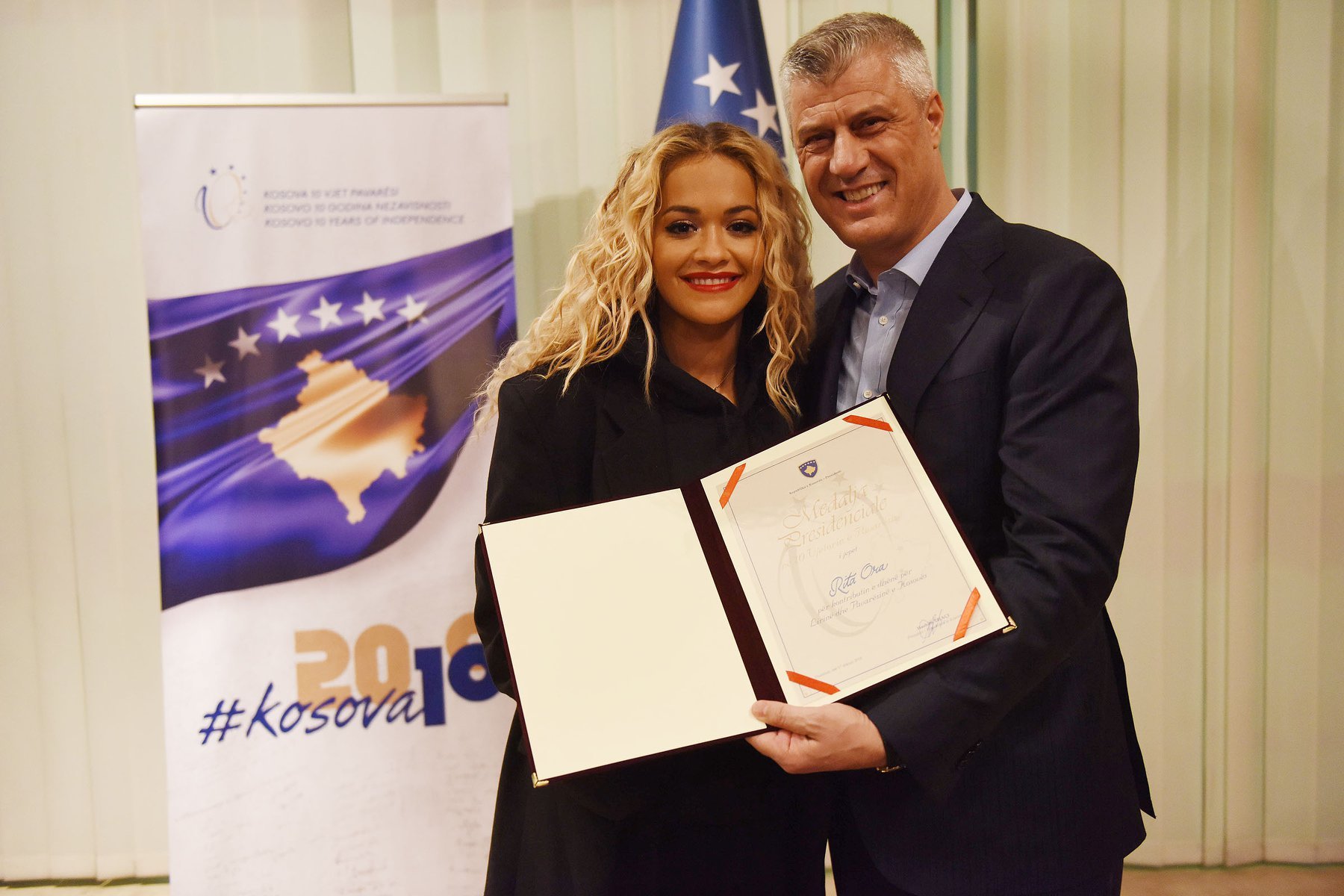 Thaçi dekoron Rita Orën me Medaljen Presidenciale Jubilare të dhjetëvjetorit të pavarësisë