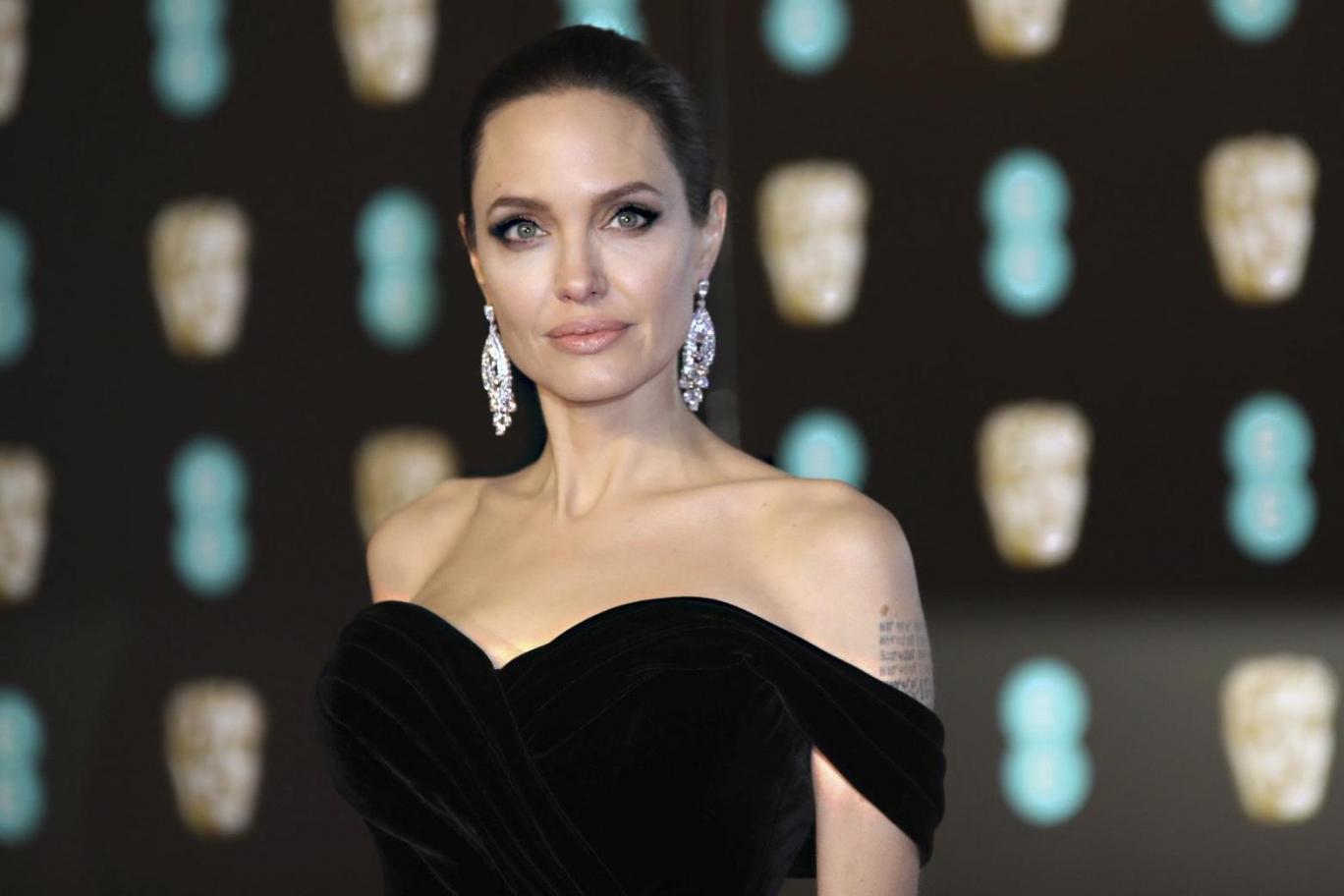 Angelina Jolie shfaq tatuazhet në ceremoninë e çmimeve BAFTA
