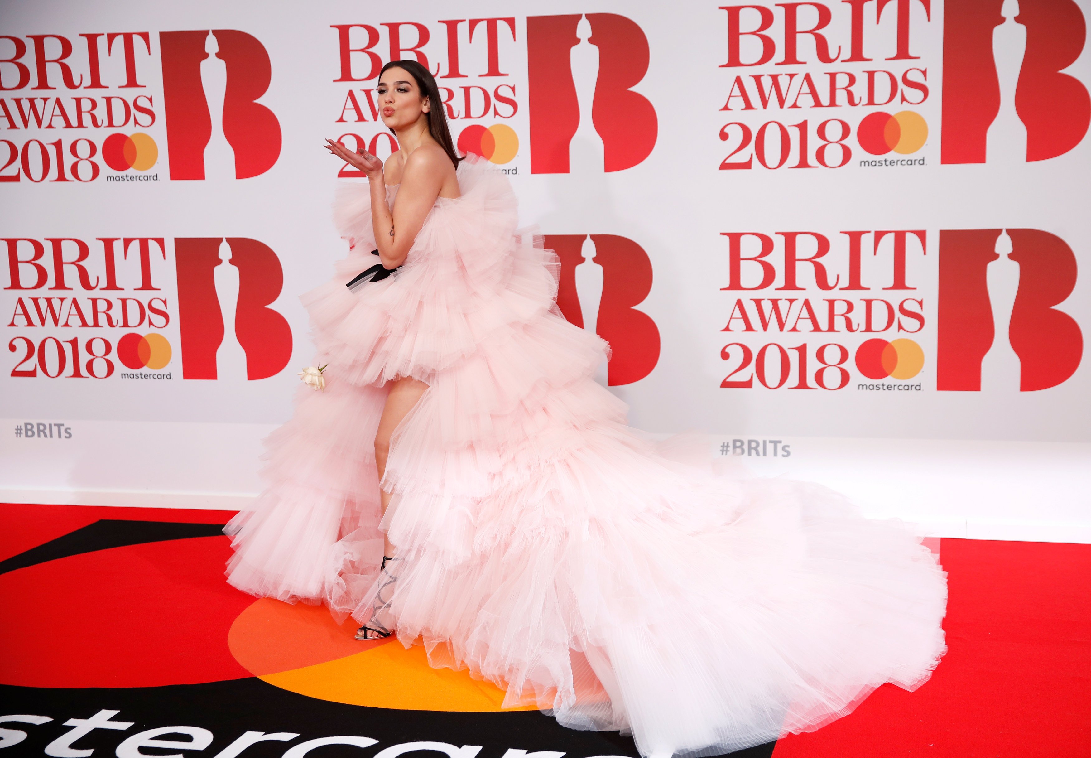 Rita Ora e Dua Lipa të mahnitshme në tepihun e kuq të Brit Awards